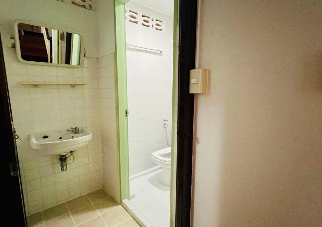 Reehouse@Soi Cowboy/Asoke Bts Hotel Банкок Екстериор снимка